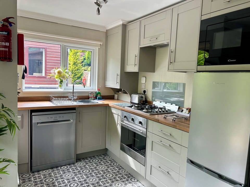 Beautiful kitchen with dishwasher, fridge/freezer & microwave