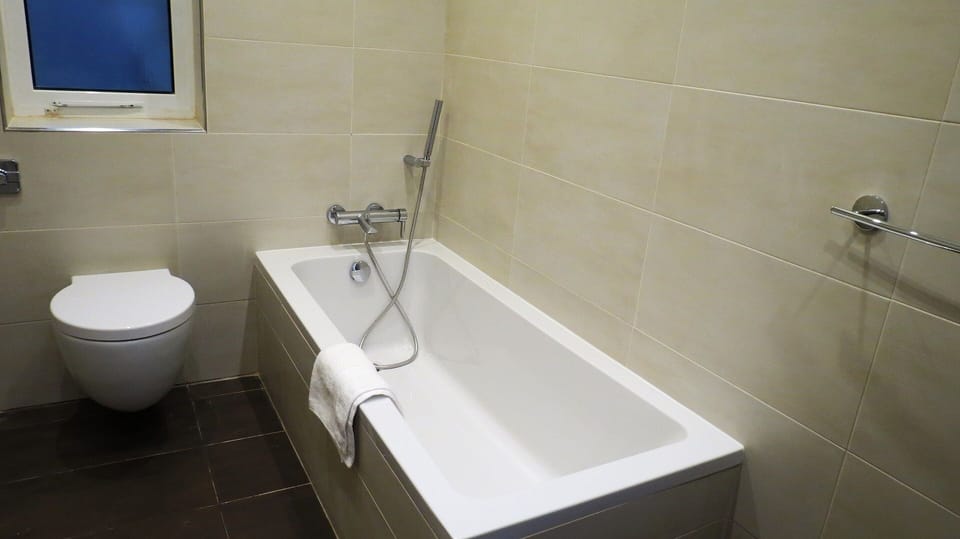 Main bathroom with bath