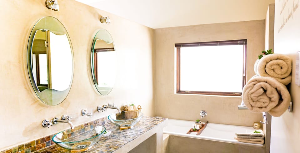 Superior room / bathroom