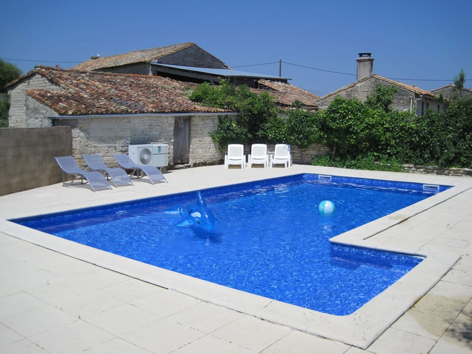 The shared swimming pool at Les Hiboux gites