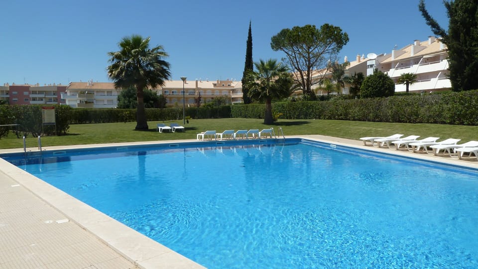 Piscina e jardim muito espaçoso