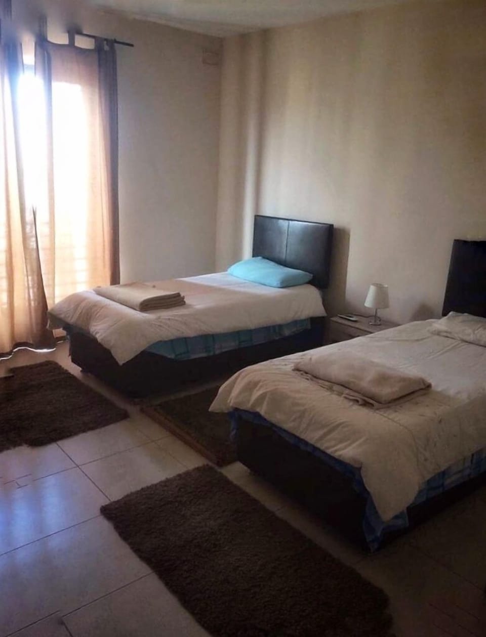 4th bedroom with 2 single beds 