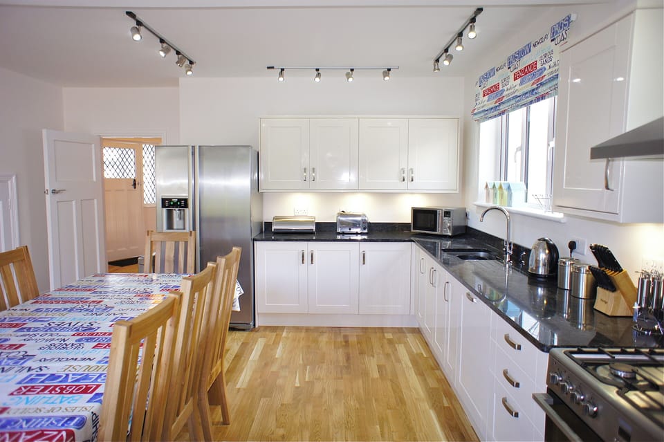 The kitchen - modern with granite work tops, range cooker and american FF