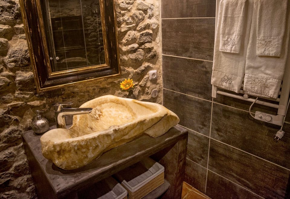 Maison Bacchus - 2nd Bathroom