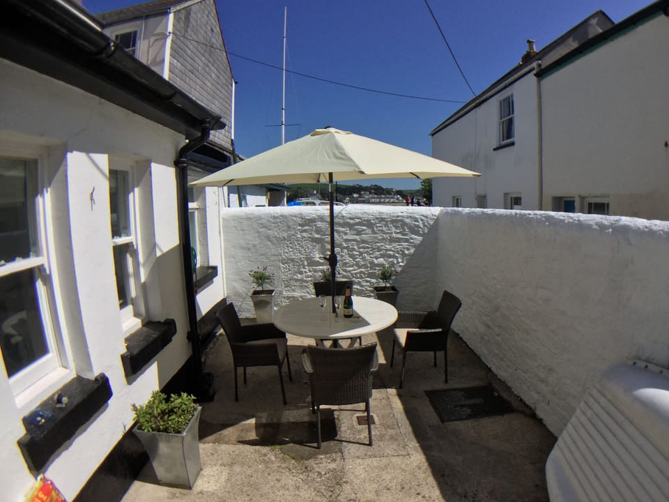 Rear Sunny Courtyard 