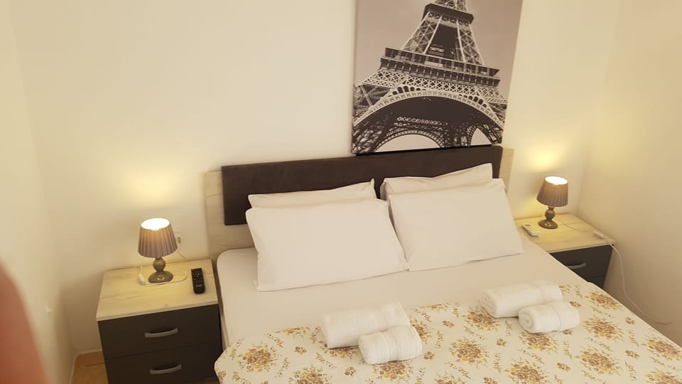 Sleeping room with double bed. 