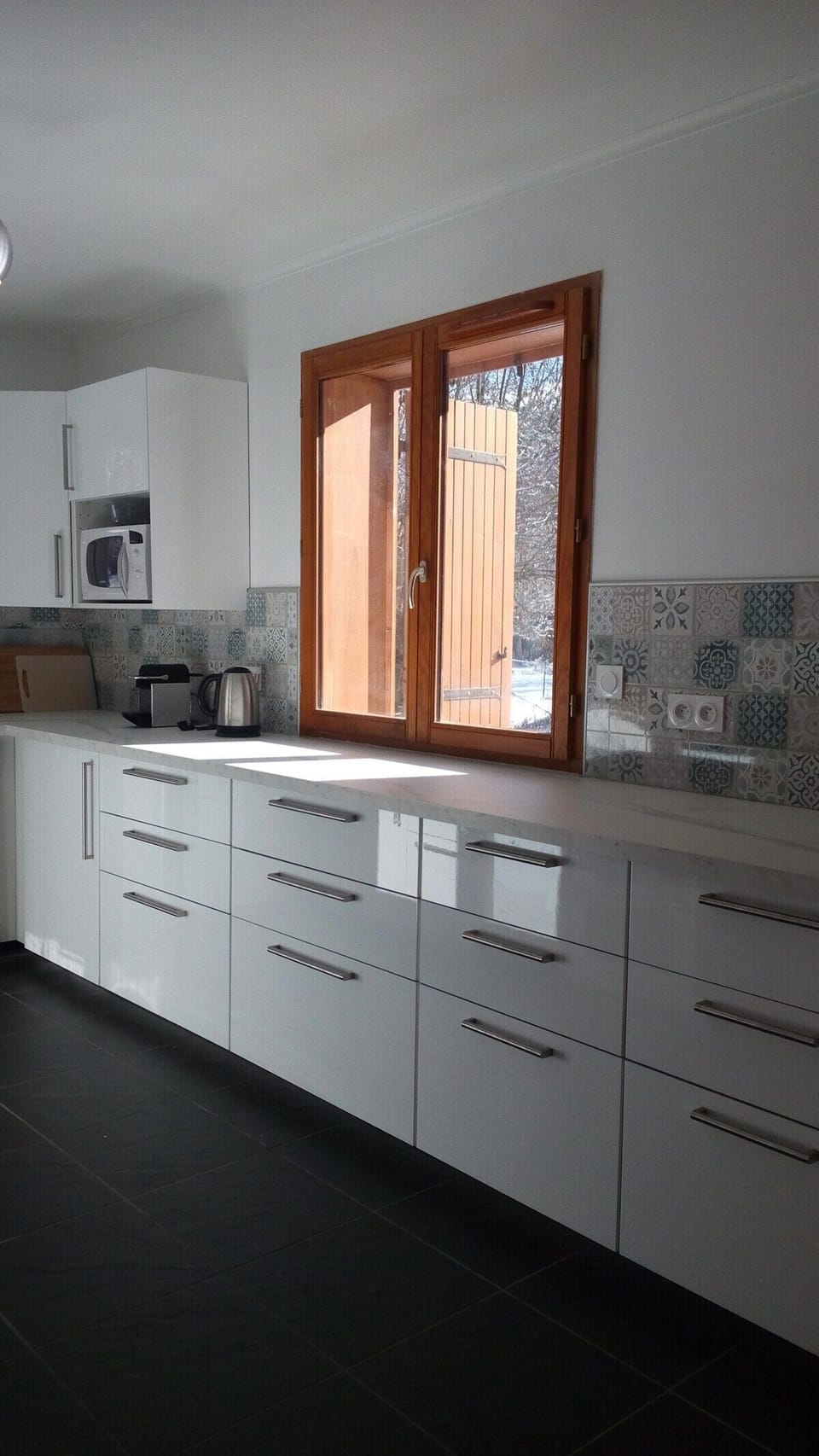 The beautiful new kitchen offers the perfect space to cool for a family/group, or just preparing an apero!