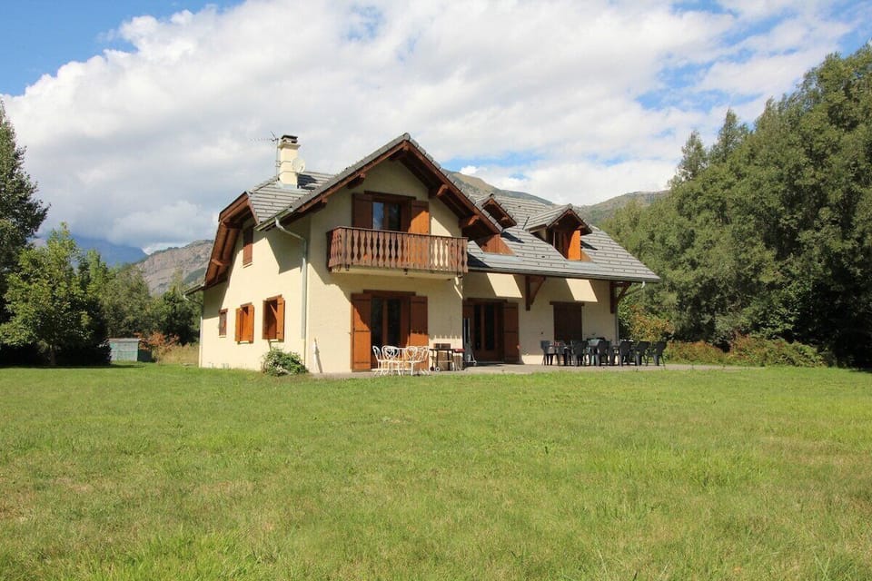 Superb house with Alpe d'huez as a backdrop