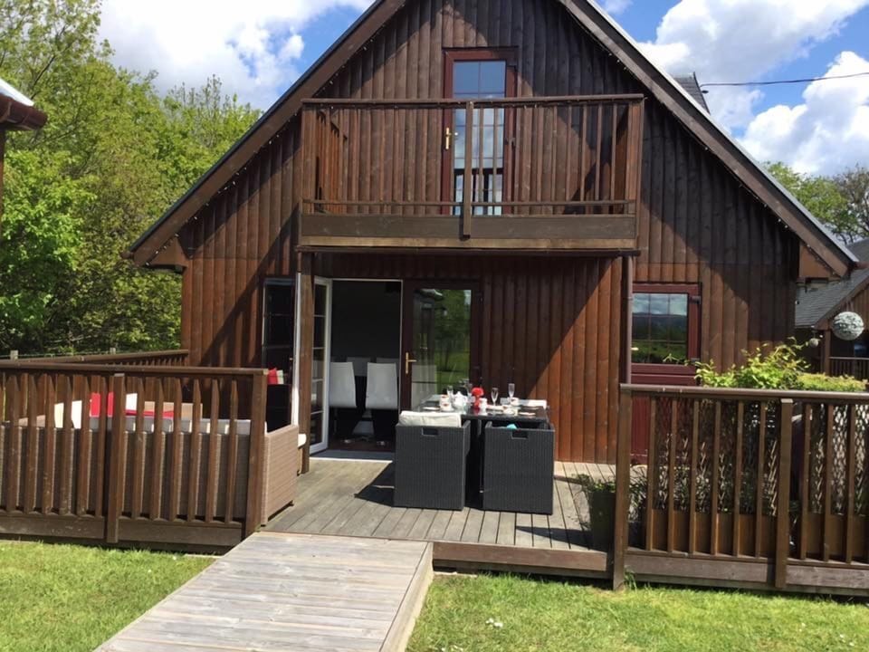large 5 bedroom lodge with gardens and hot tub