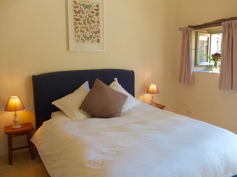 Bread Oven, Super King bed, ensuite bathroom, rain shower & original bread oven