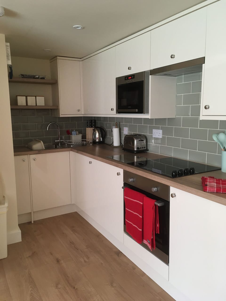 Kitchen with integrated appliances