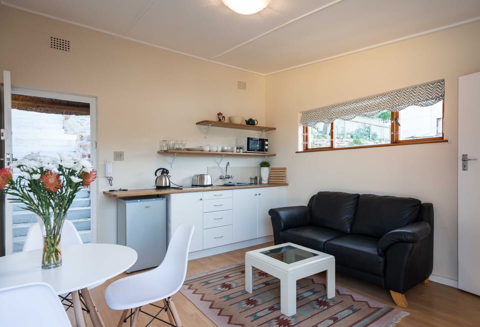 Second sitting area