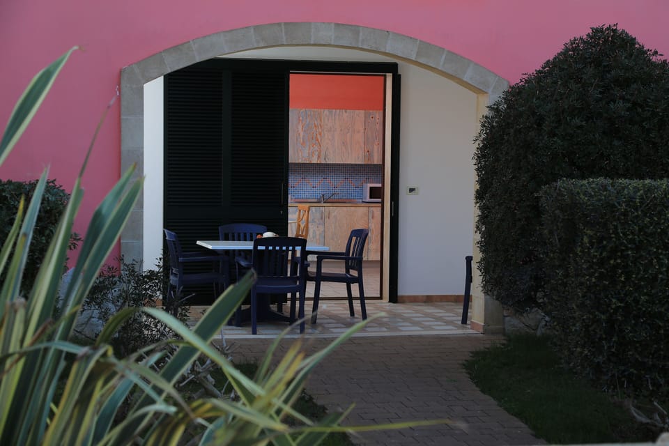 veranda coperta e attrezzata per mangiare fuori