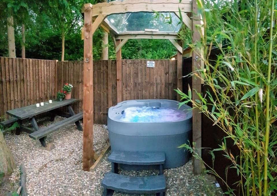 Outdoor spa tub