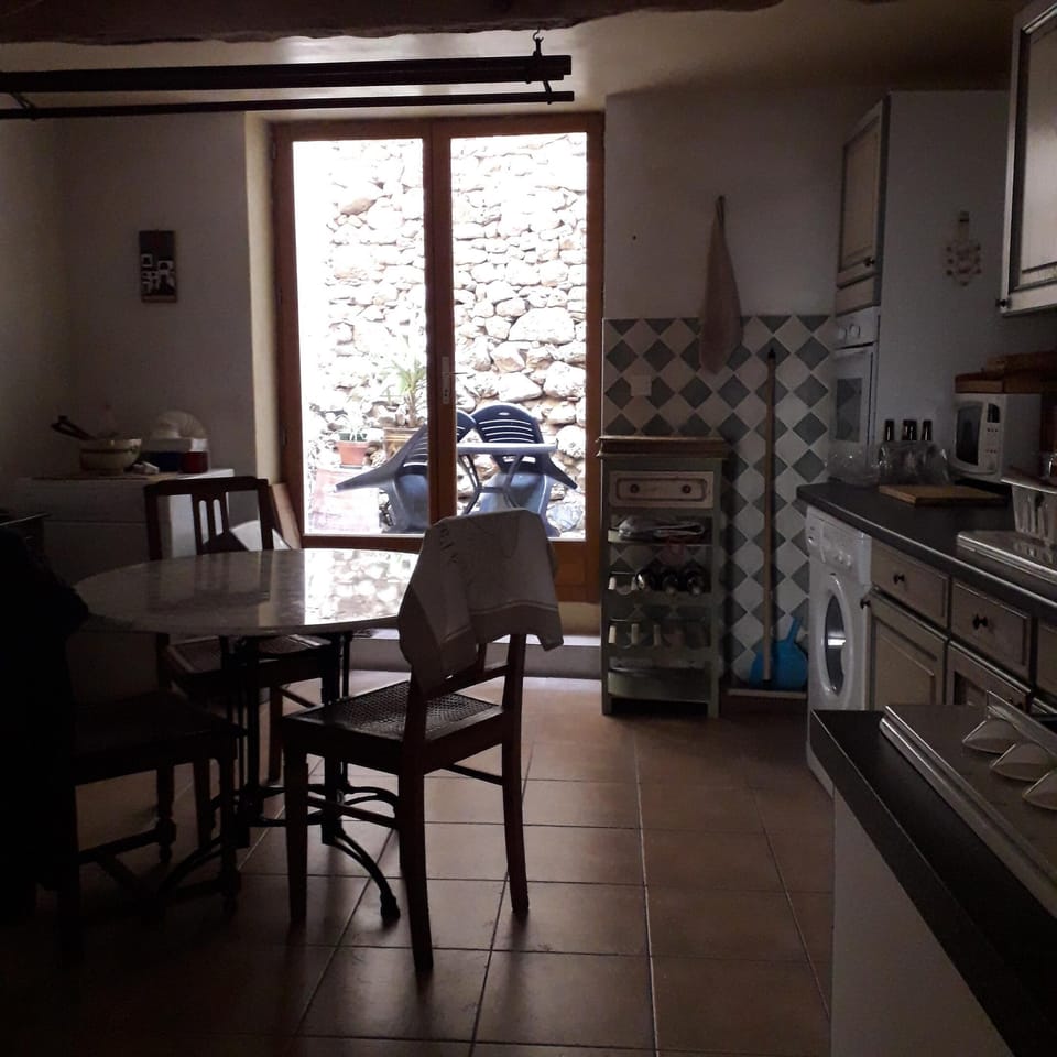 Kitchen & rear courtyard