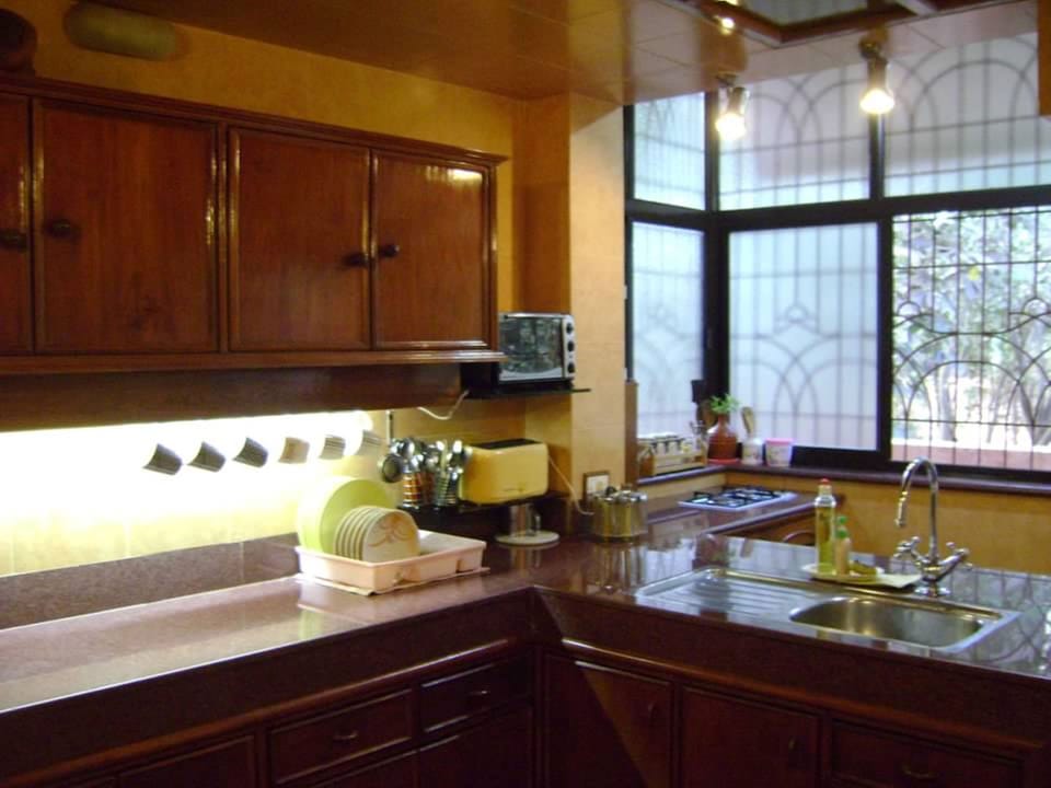 Kitchen: Large, Modern, Fully-equipped. Stocked with Tea, Coffee, Sugar, Salt.