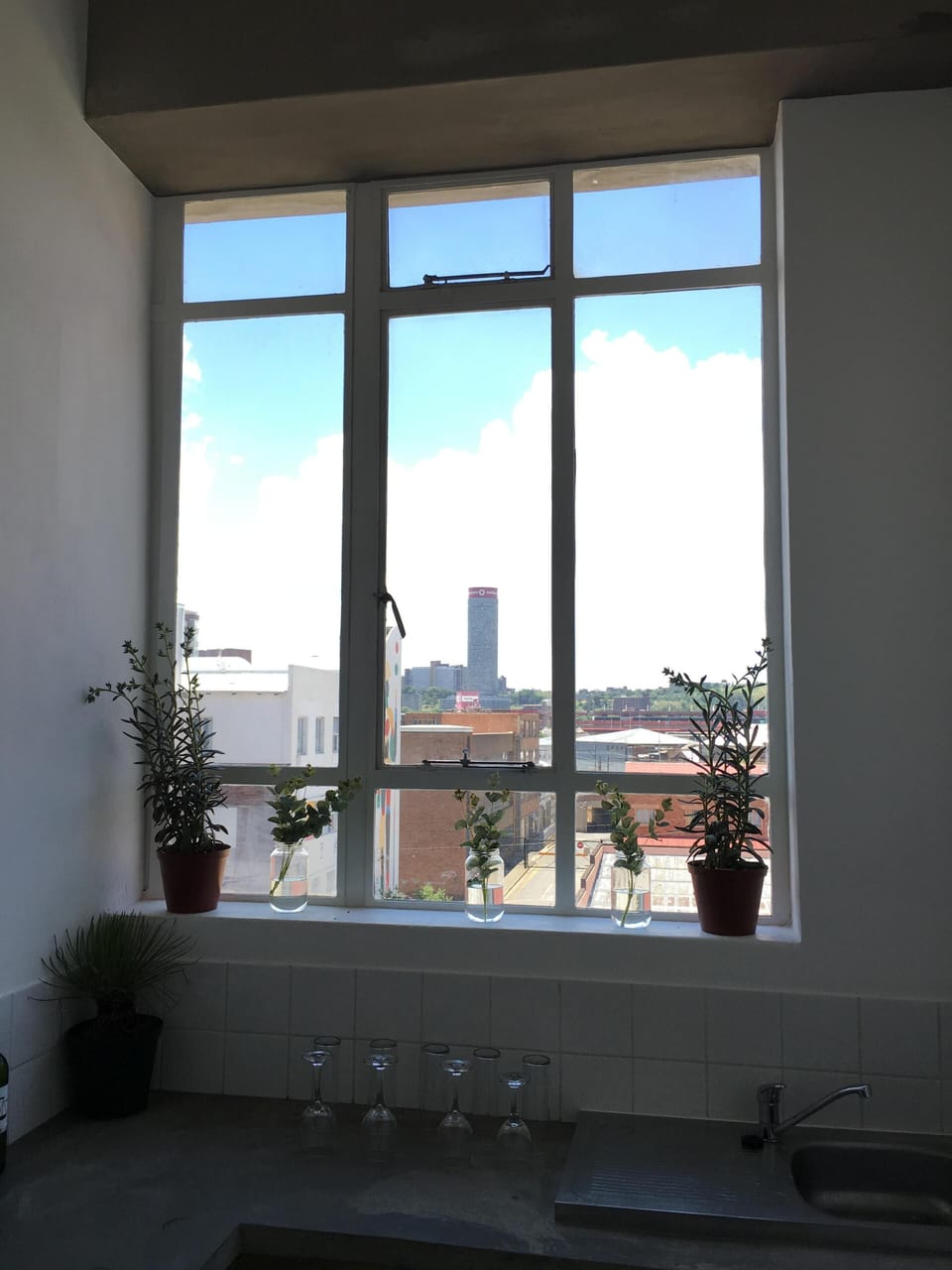 Yes, you can admire the city view whilst fixing yourself a snack. 