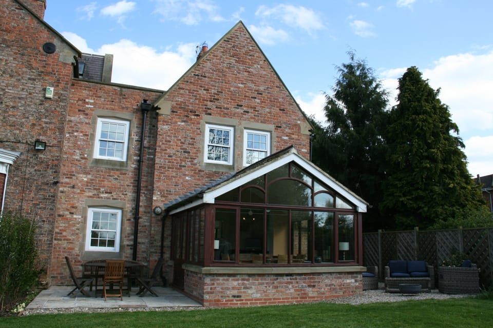 2 seating areas outside with BBQ