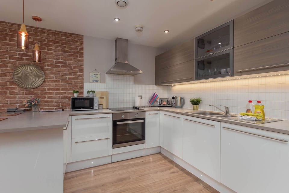 Kitchen with breakfast bar