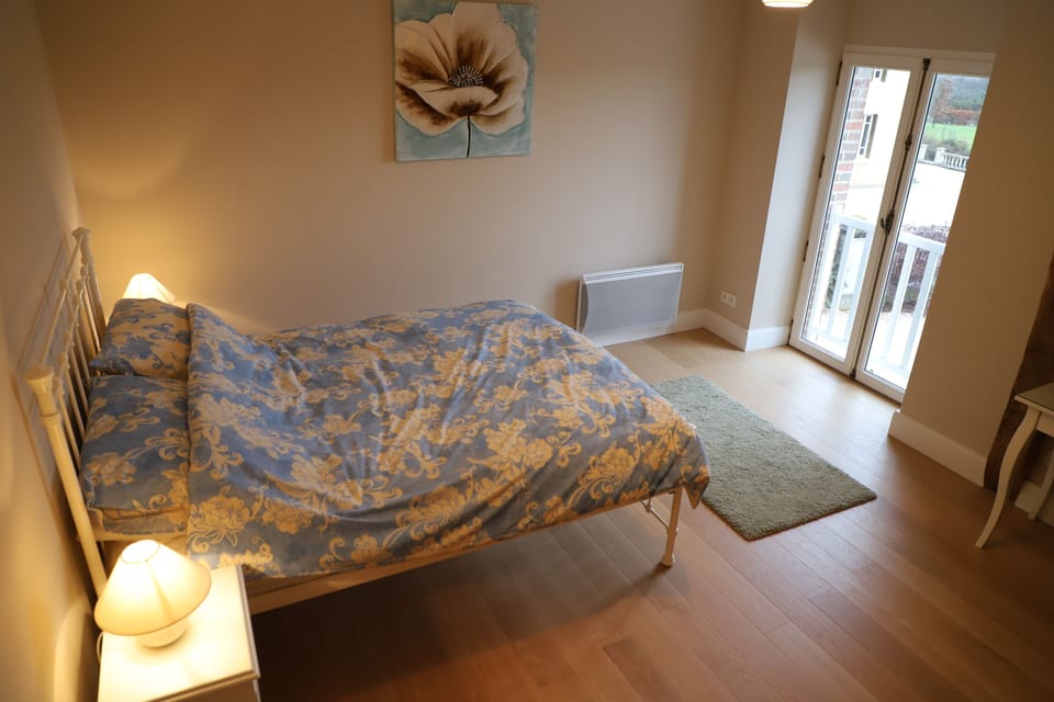 Bedroom 2 (+1 single futon)