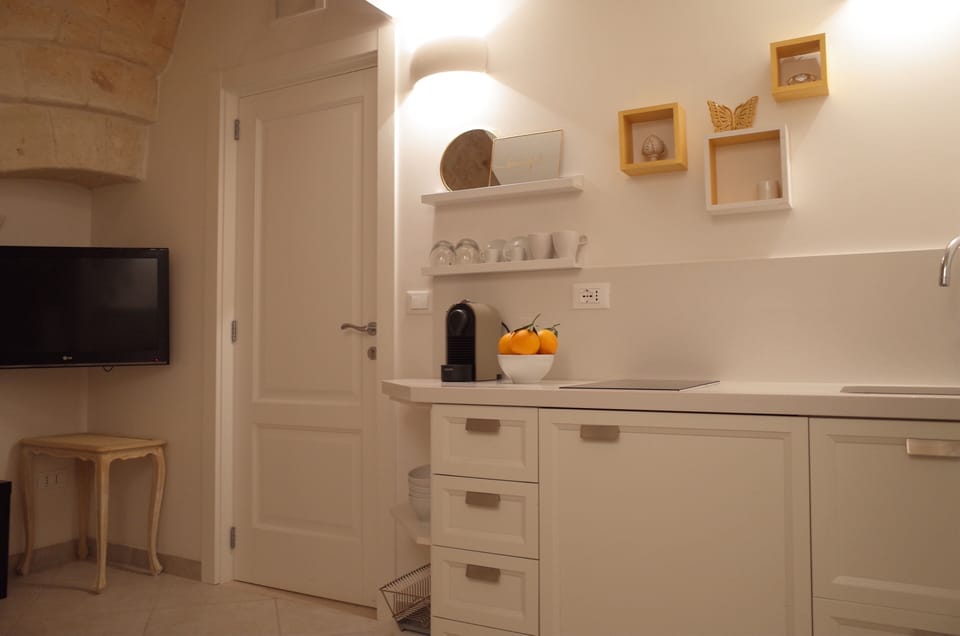 Interconnecting door allows space to be divided, perfect for friends or families