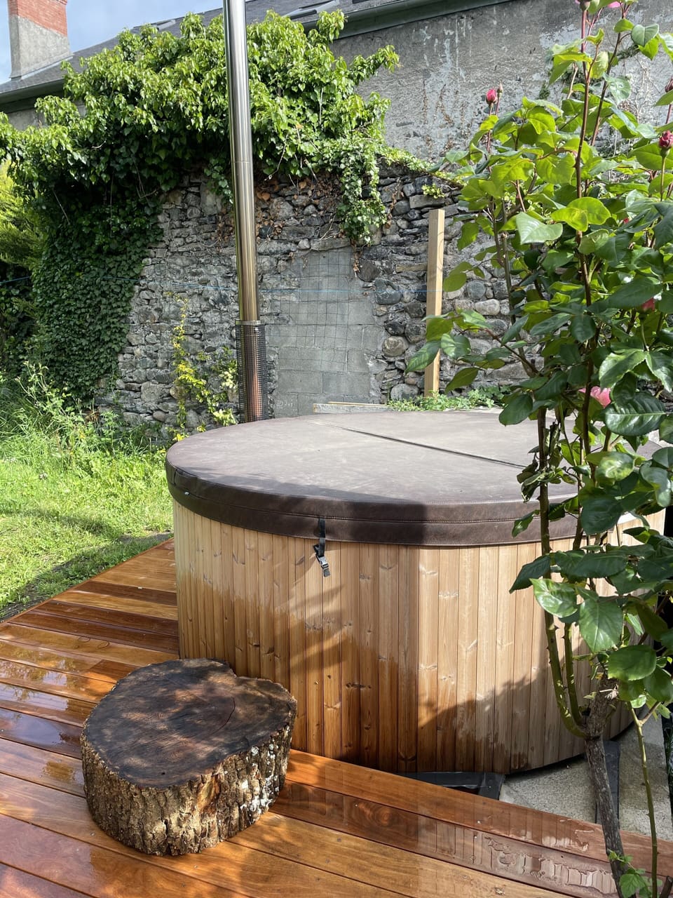 Outdoor spa tub
