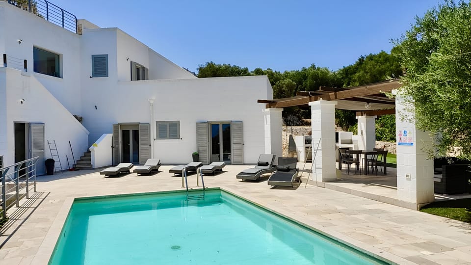 Pergola with dining and seating