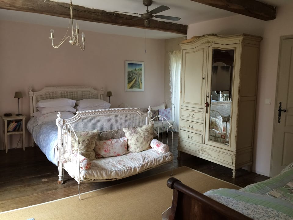 Triple bedroom with en-suite shower room