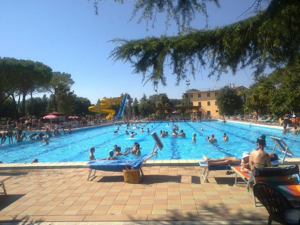 Giant pool 10 mins walk away 