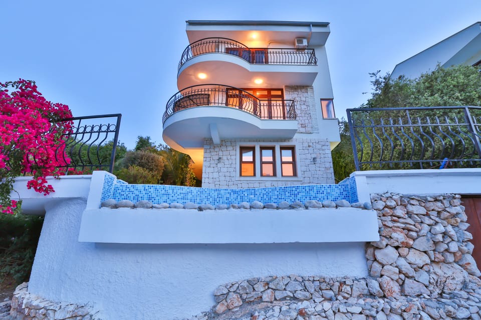 FRONT OF THE VILLA
