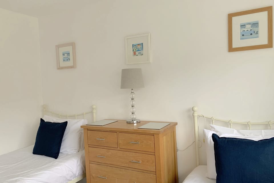 Bedroom 2 twin