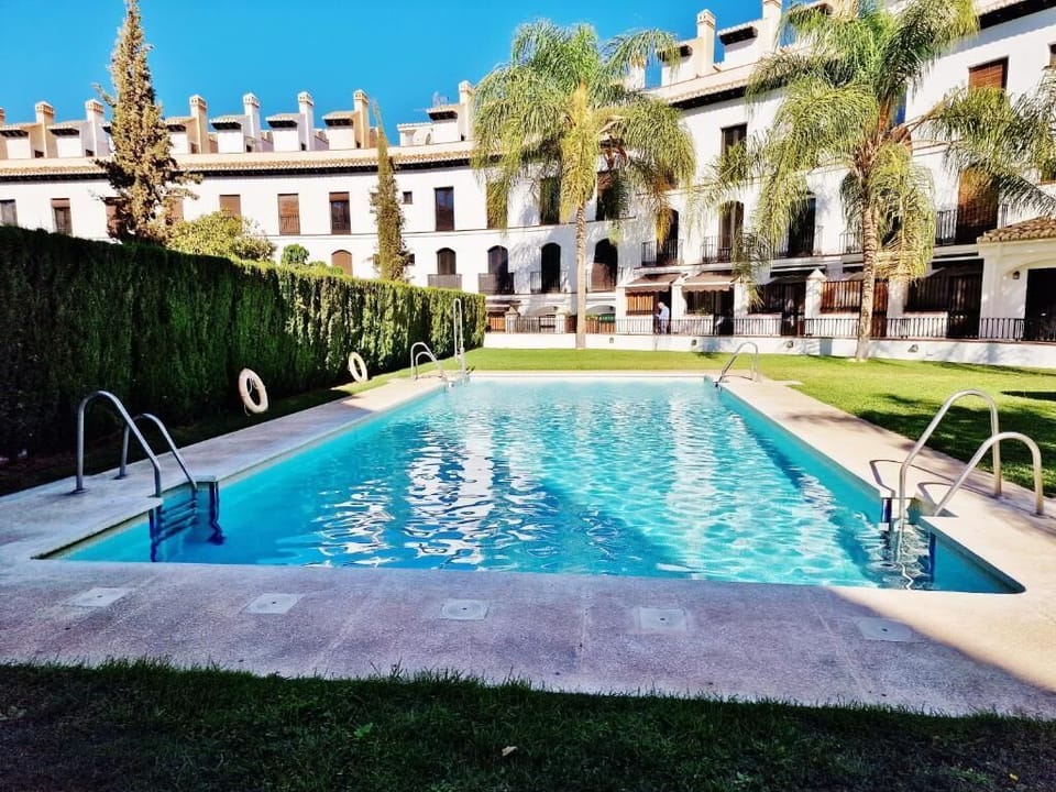 Well-kept private communal pool 