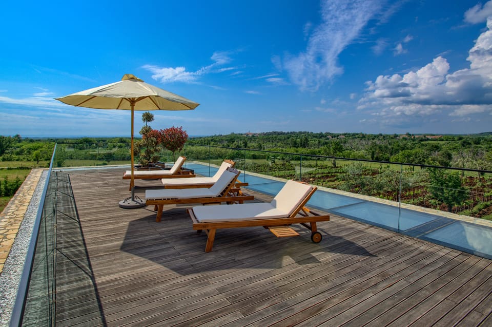 Sun deck upstairs. Sea and vineyard view. 