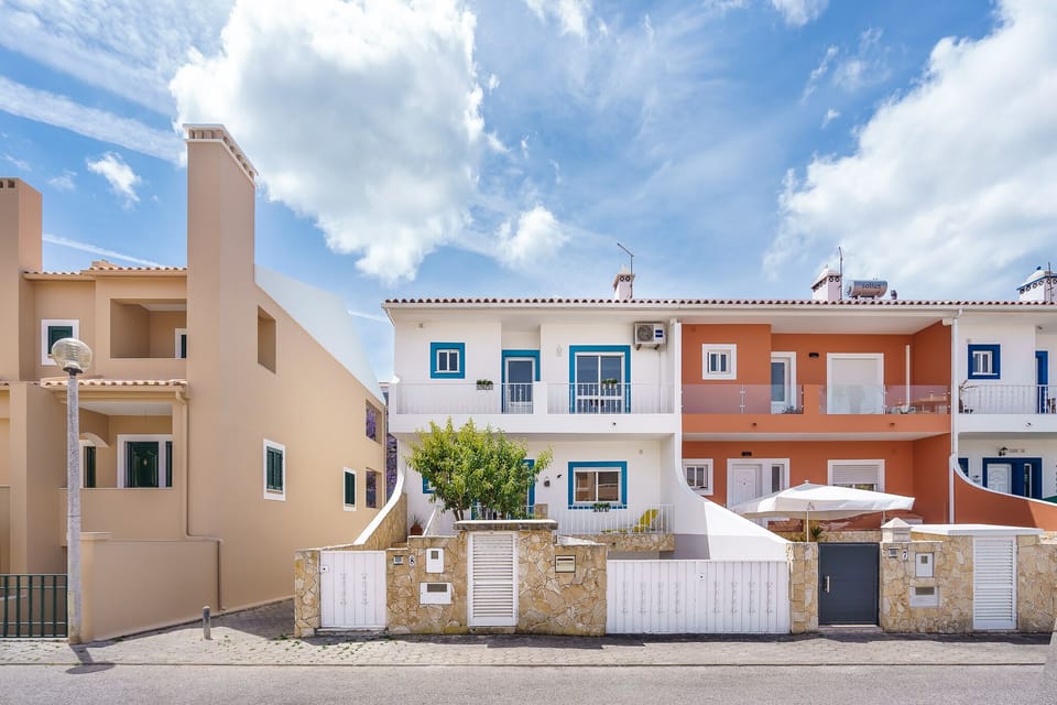 Sunny entrance. Private front-yard, barbecue, tree shade. Outdoor meals & drinks