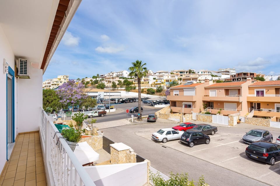 Bright balcony, family neighbourhood, free front parking spaces, big supermarket