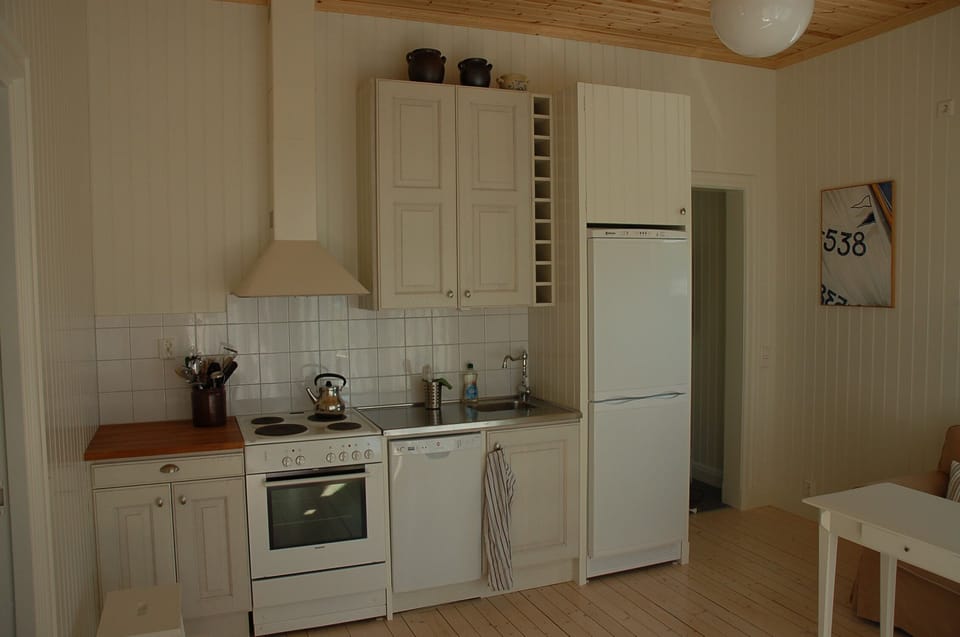 Kitchen with dishwasher, refrigerator/freezer, stowe and oven.