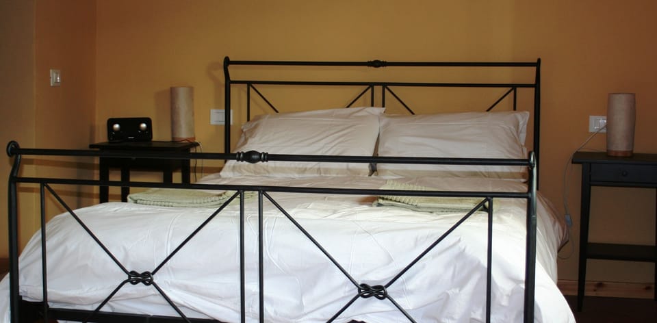 Extra bedroom with en-suite in main house for additional guests/family members