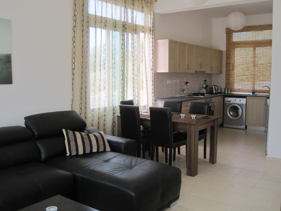 Open plan kitchen/dining area