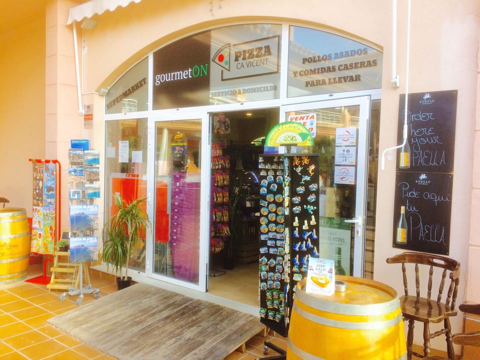 local ‘gourmet’ supermarket with takeaway - pizza and paella plus bakery 🥖 