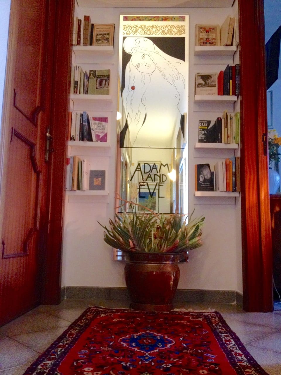 small international library with mirror dedicated to Klimt in the  bedroom area