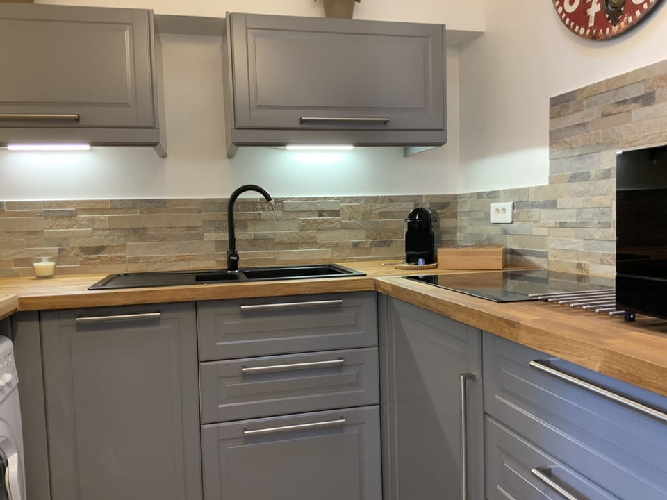 Dishwasher, washing machine, halogen hob, and combi microwave/convection oven