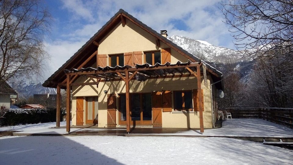 Superb choice for your winter holiday located just 25 minutes drive to the pistes of Alpe d'huez or 15 minutes to the Venosc Telecabine and Les deux Alpes