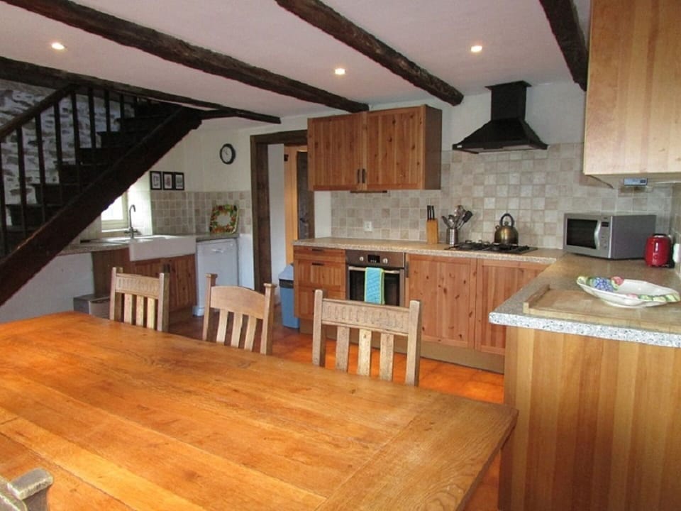 Fully fitted kitchen including dishwasher
