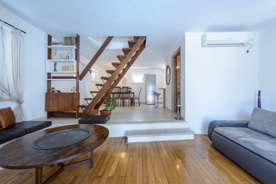 Steaps leading to the bedrooms located on the 1st floor 