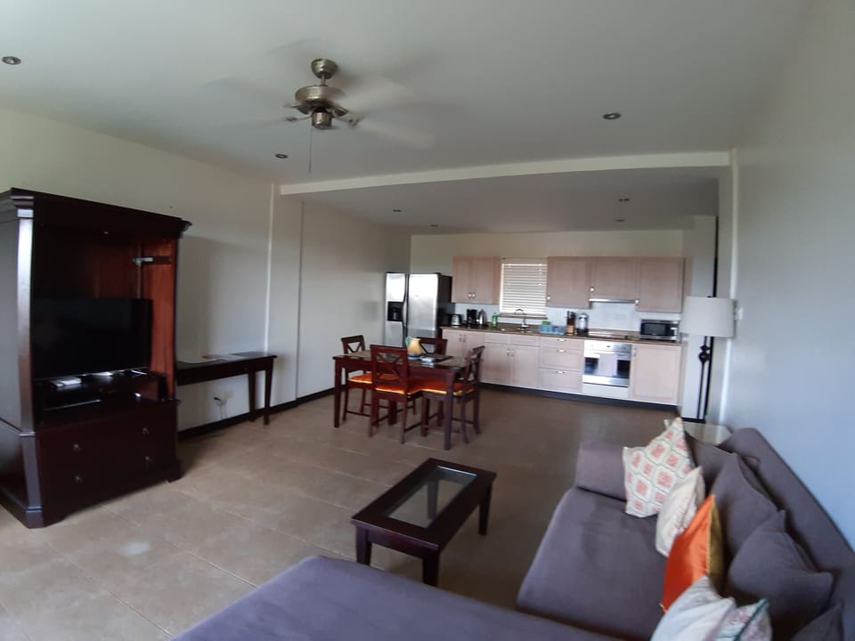 Light and bright dining/kitchen area