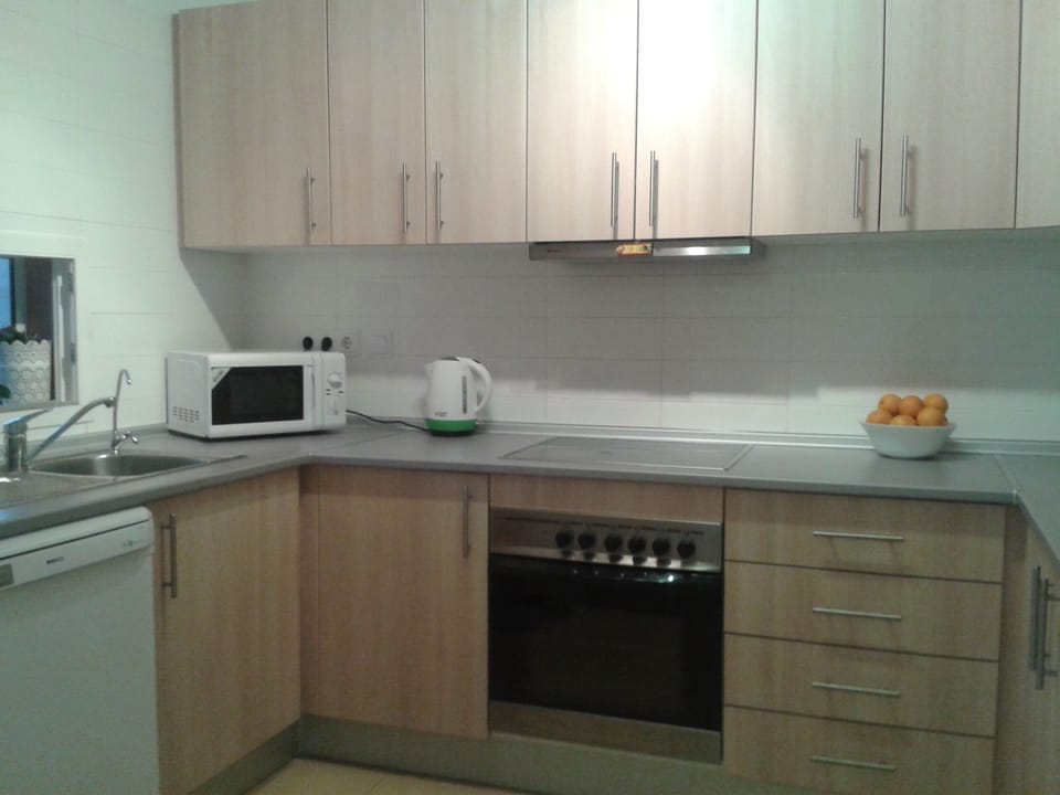 Main kitchen - dishwasher, cooker/hob, fridge/freezer, microwave & water filter