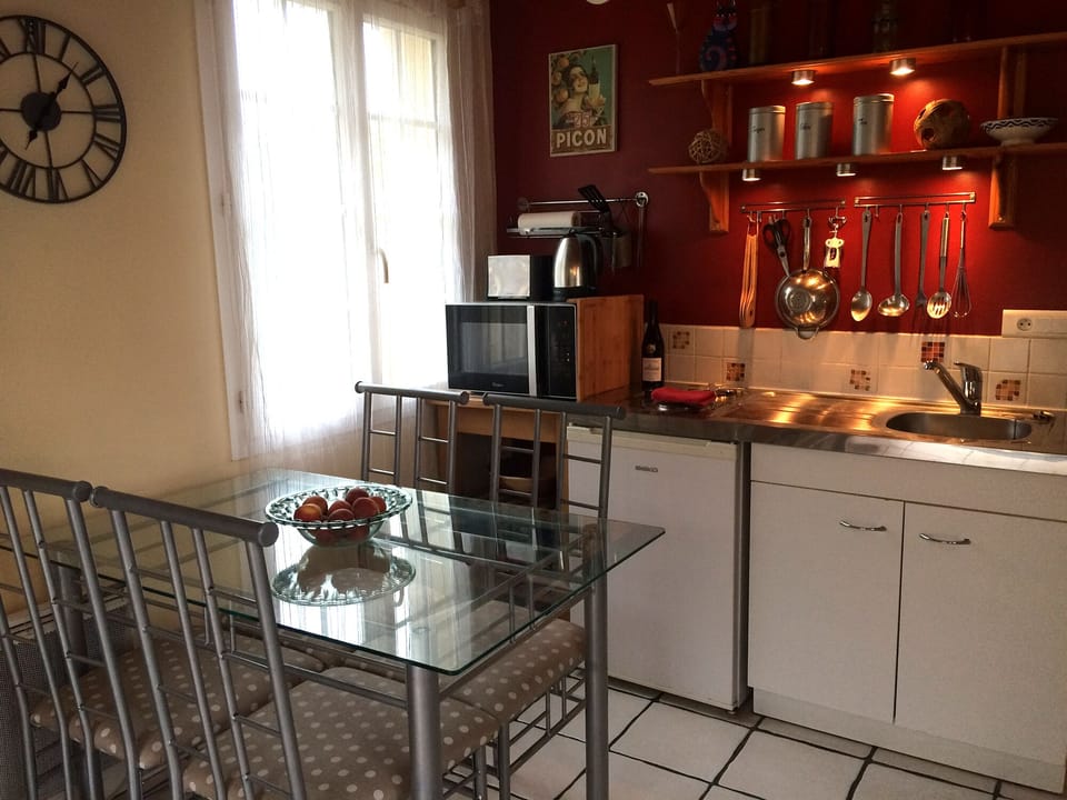 Diner and kitchen, with microwave-and-oven combi cooker, fridge with freezer box