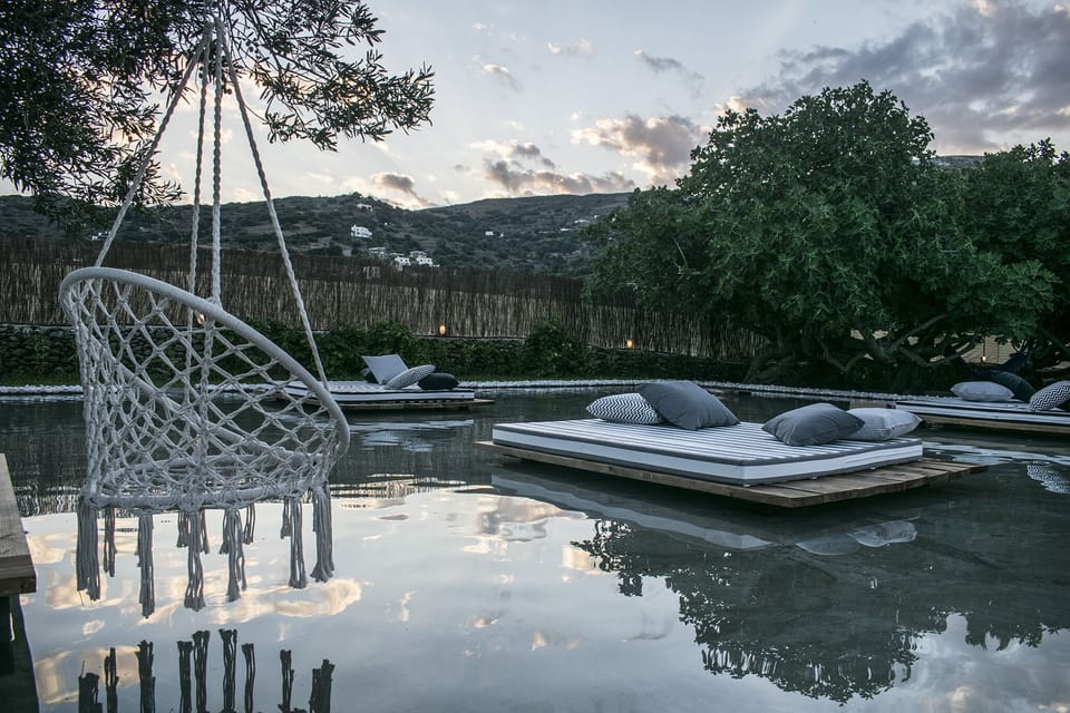 Walking Pool Lounge