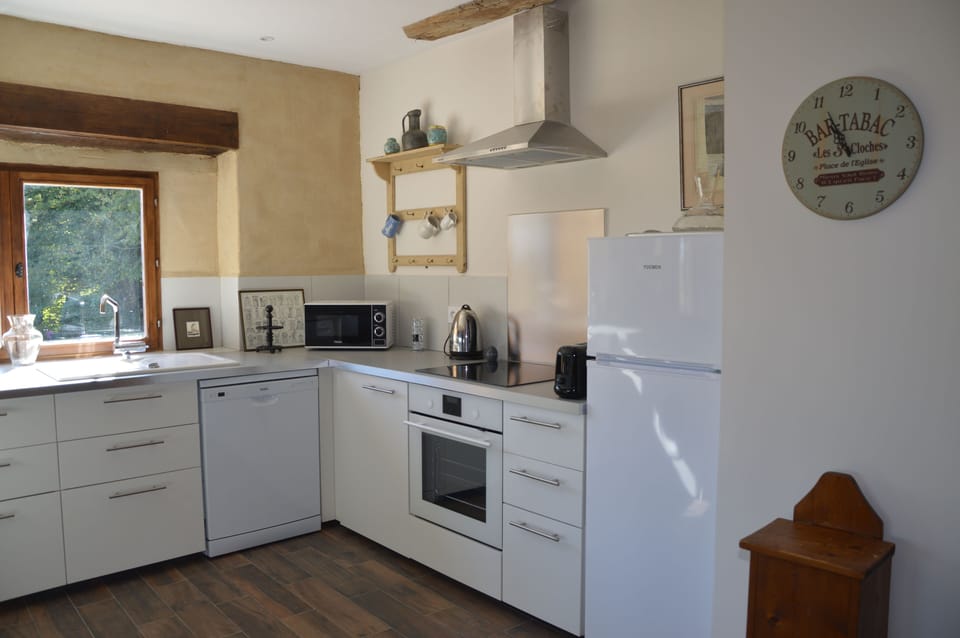 Fully equipped kitchen with dishwasher and washing machine