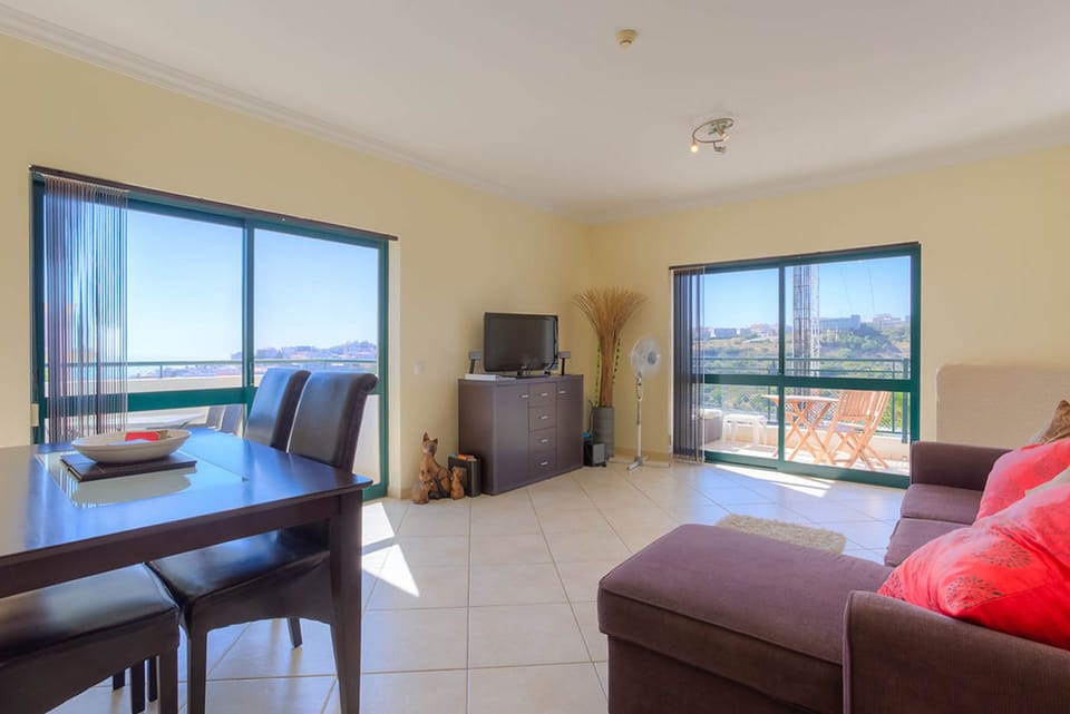 Large dual aspect lounge with terraces
